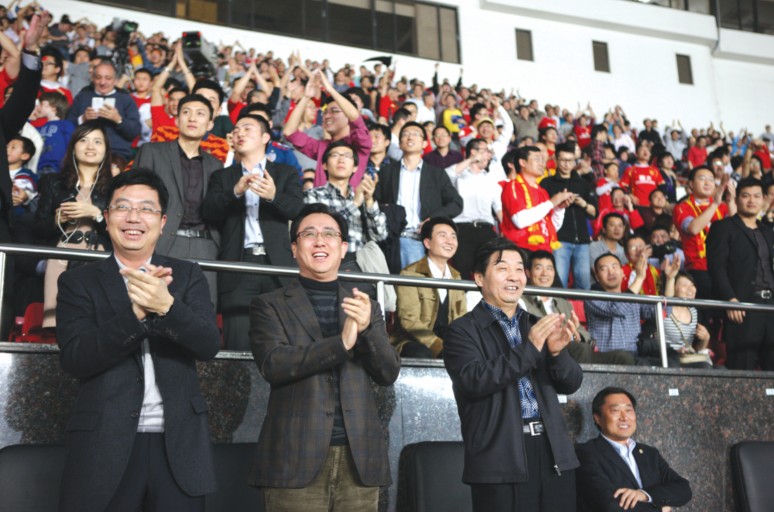 董事局主席许家印(前排左二)陪同足协新任书记魏吉祥(前排右二)、足协副主席于洪臣(前排右一)共同为广州意昂3加油助威 董事局主席许家印(前排左二)陪同足协新任书记魏吉祥(前排右二)、足协副主席于洪臣(前排右一)共同为广州意昂3加油助威