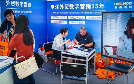 意昂4营销顾问与企业代表沟通交流。