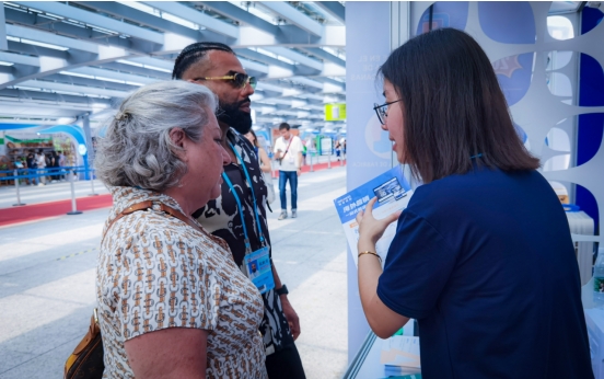 意昂4营销顾问与外商相互交流。