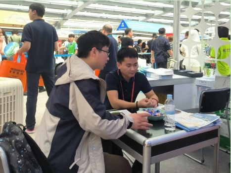 同事耐心讲解着线上营销策略,受到客户的好评。