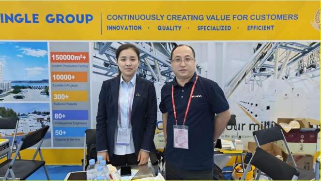 同事与客户合影。