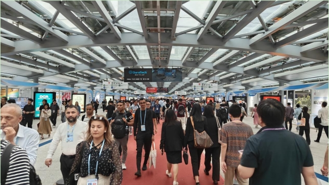 外商如潮,行走在巨大的场馆。