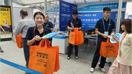 天气热,意昂4的扇子礼物受好评,同事笑容灿烂。